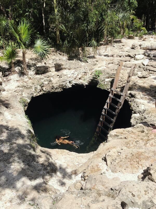 cenote trou avec eau endroit paradisiaque