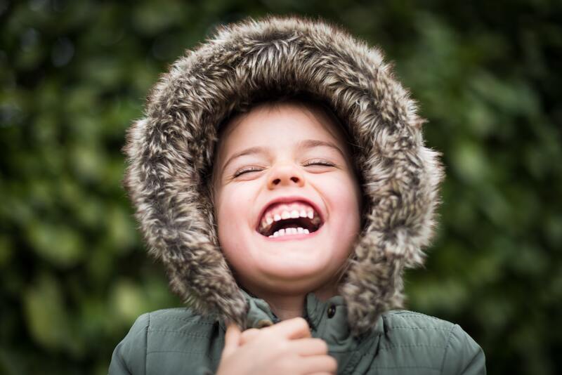 enfant heureux qui vient de recevoir un massage adapté pour lui permettre le relâchement et la bonne gestion de ses émotions