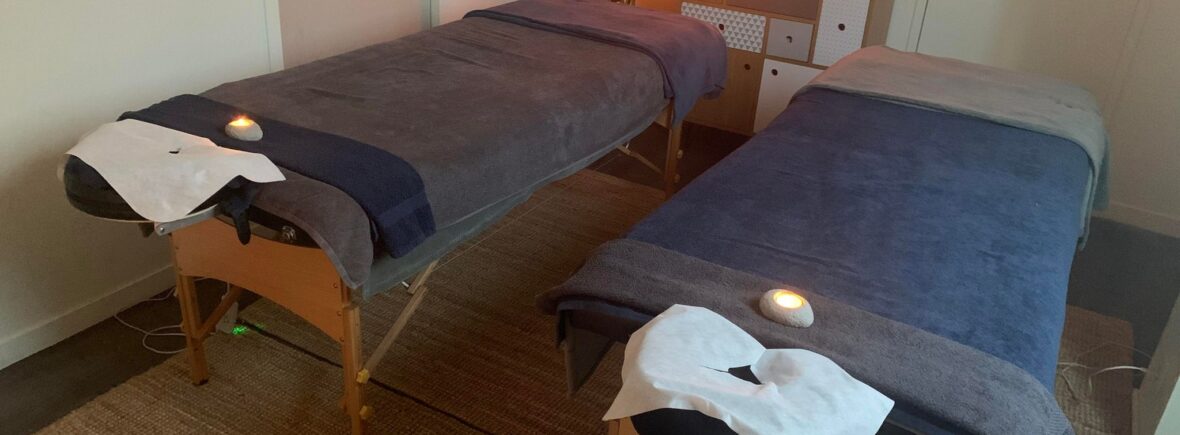 présentation de deux tables de massage pour réaliser un massage en duo